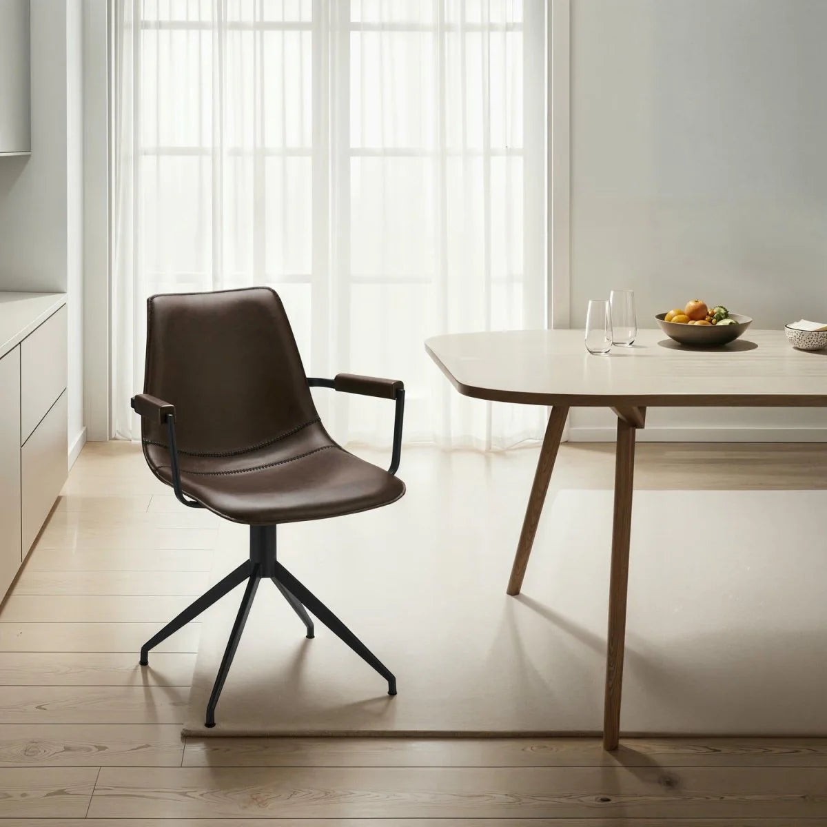 Furnhouse Isabel Esszimmerstühle mit Armlehne 2er Set - Drehbar, Kunstleder Braun