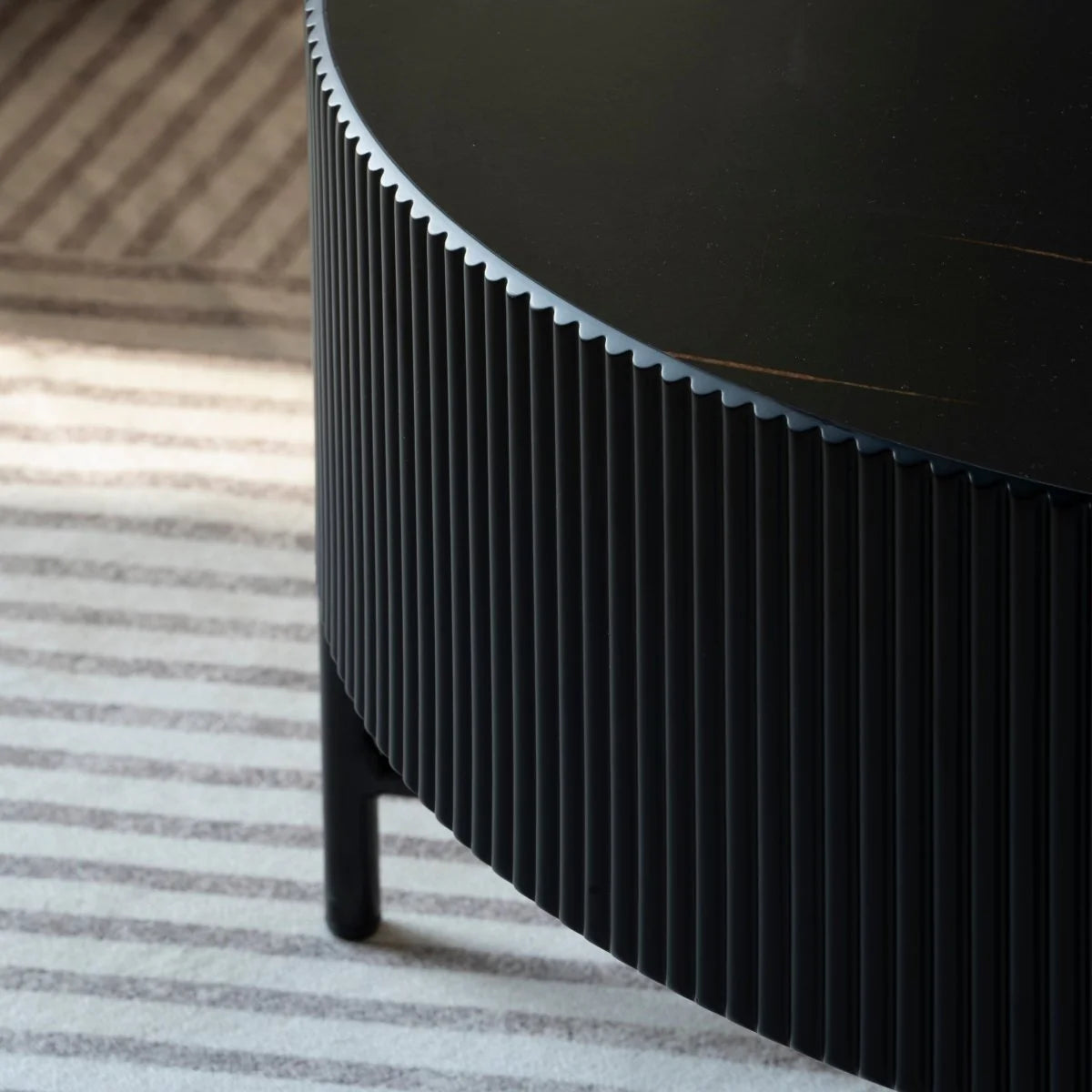 Furnhouse Milo Couchtisch Rund ø80 cm - Marmoroptik & Lamellenoptik Schwarz