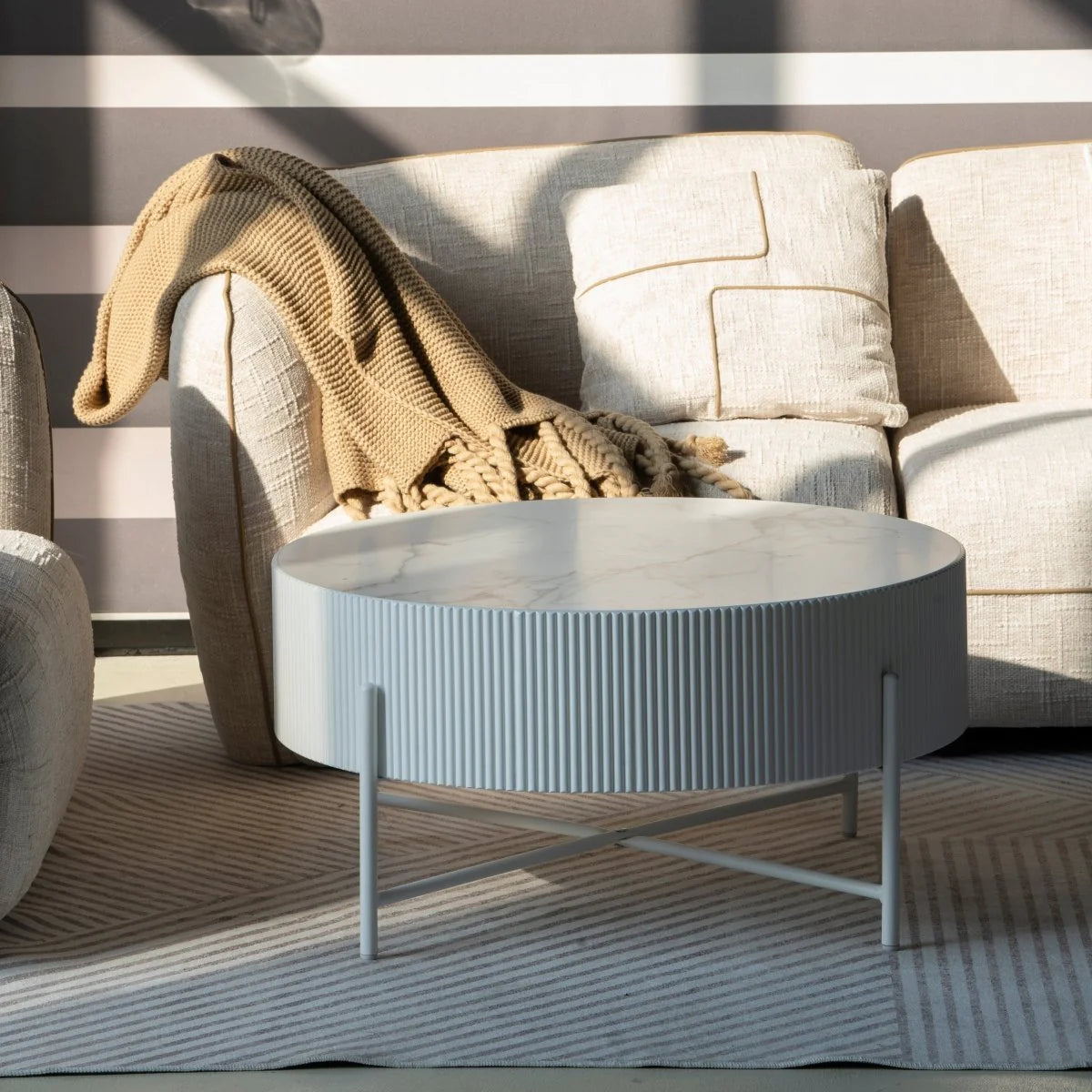 Furnhouse Milo Couchtisch Rund ø80 cm - Marmoroptik & Lamellenoptik Weiß